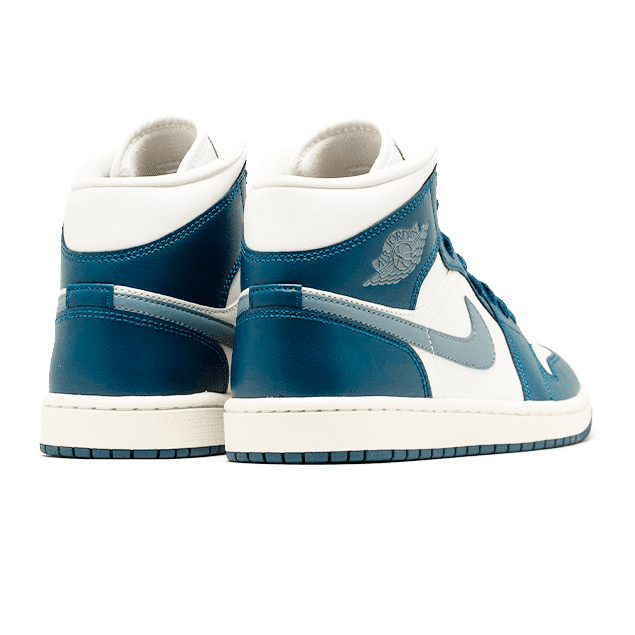 Elegante Air Jordan 1 Mid Sky J French Blue sneakers op een groene achtergrond
