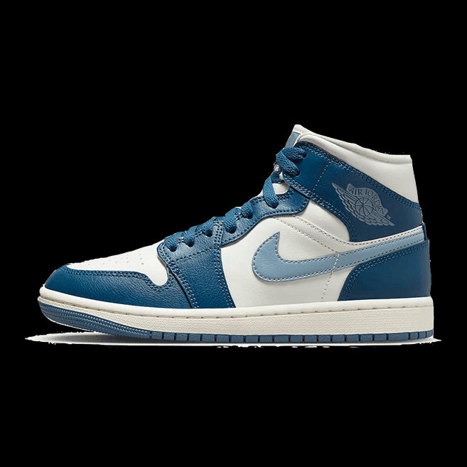 Sneakers Air Jordan 1 Mid Sky J French Blue van Nike op een effen groene achtergrond