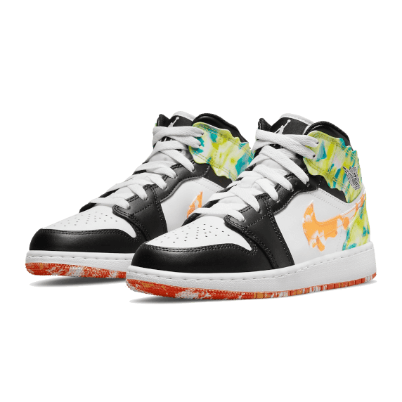 Kleurrijke Air Jordan 1 Mid Slim Vortex sneakers van Nike, op een groene achtergrond geplaatst.