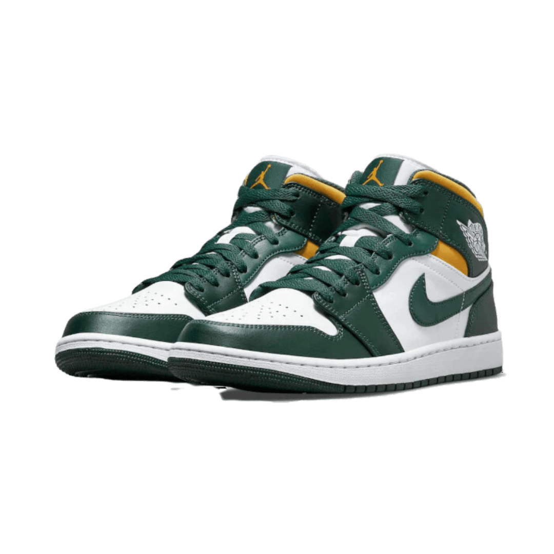 Air Jordan 1 Mid Sonics sneakers van Nike op groene achtergrond