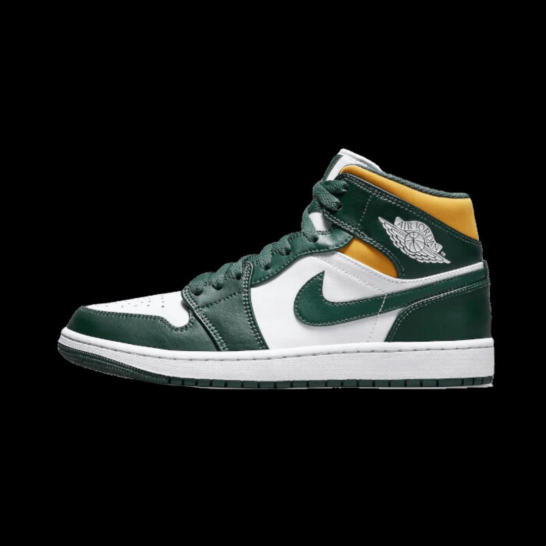 Elegante sneakers Air Jordan 1 Mid Sonics met opvallende groene accenten en gouden details. Het bekende Nike-logo siert het ontwerp, waardoor deze sneakers een stijlvolle uitstraling hebben.