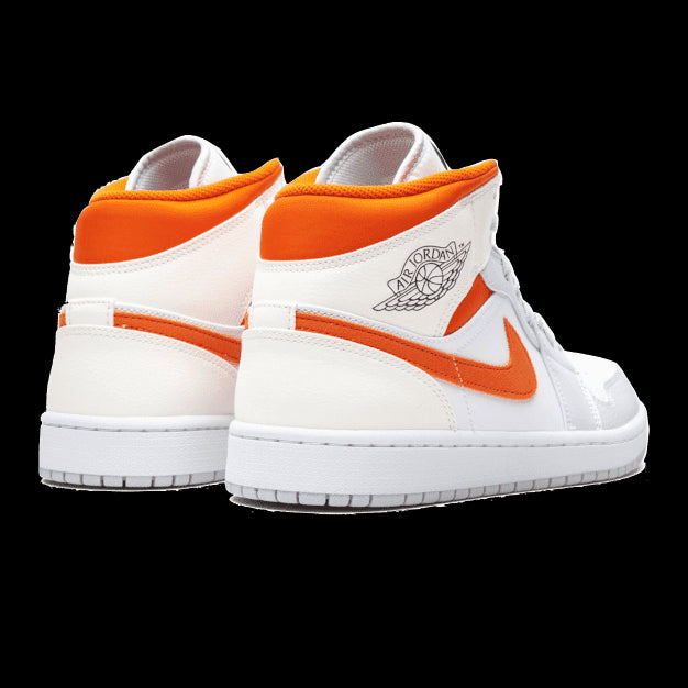Witte Nike Air Jordan 1 Mid Starfish sneakers met opvallende oranje accenten.