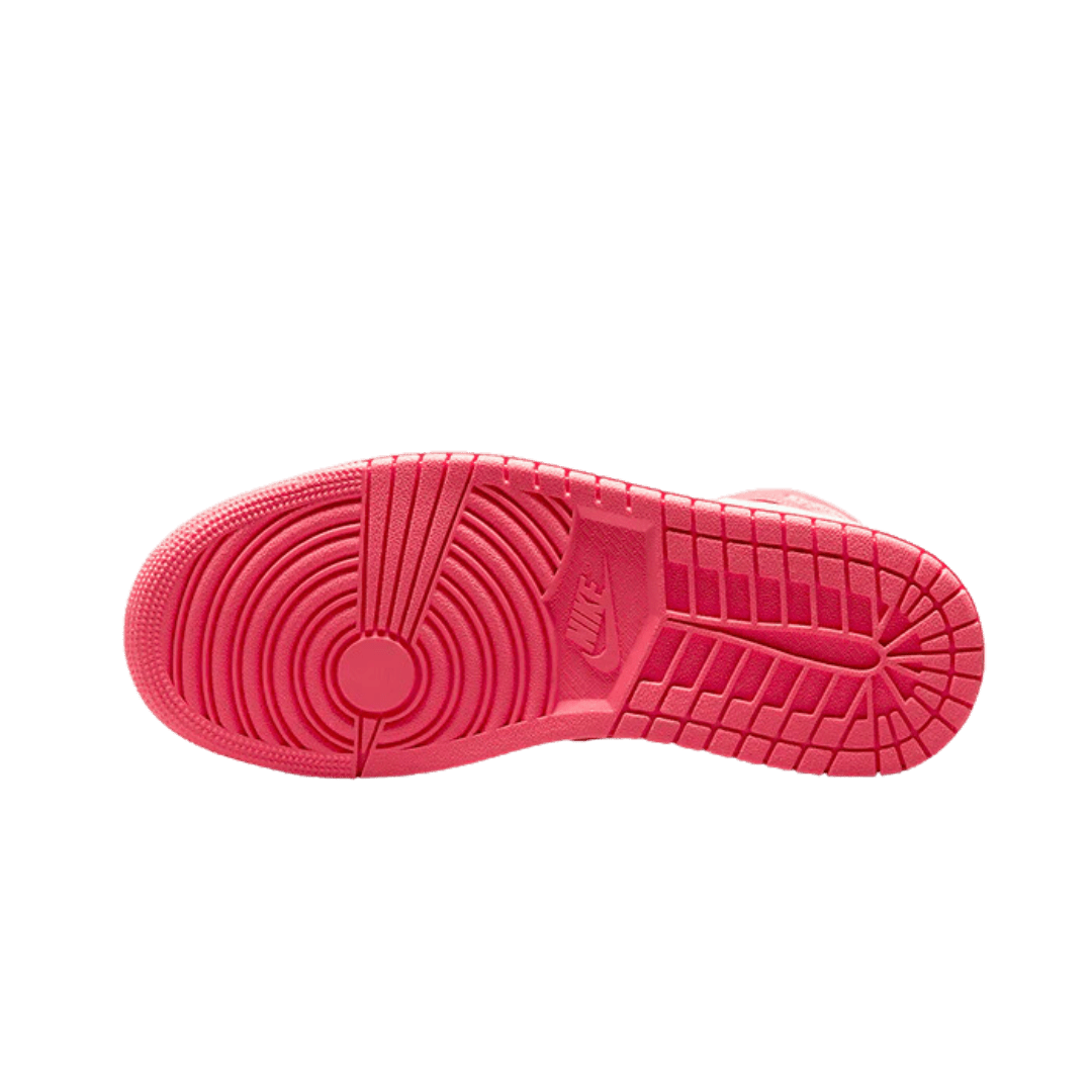 Roze Air Jordan 1 Mid sneaker met crème accenten op een groene achtergrond