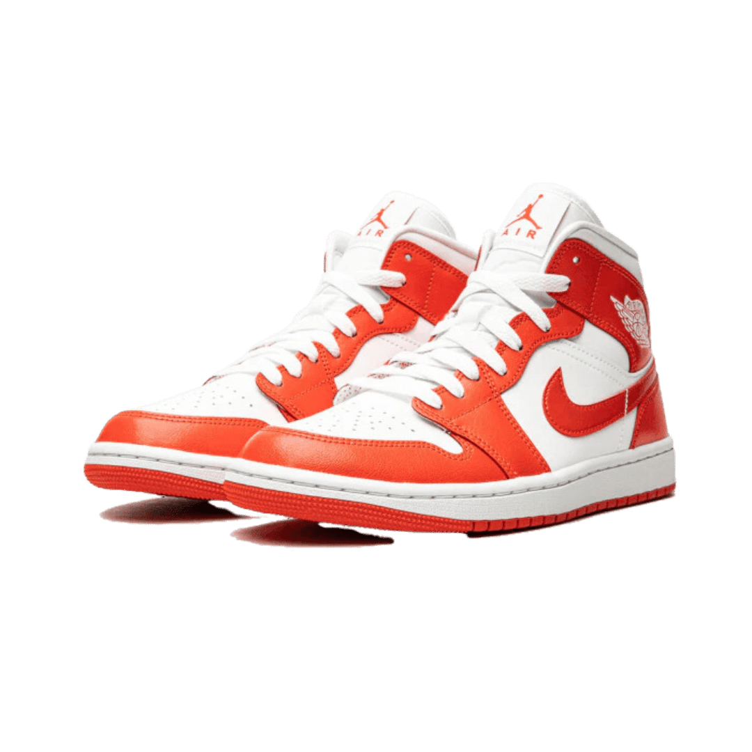 Opvallende Nike Air Jordan 1 Mid Syracuse sneakers op een effen achtergrond. De sneakers hebben een klassiek ontwerp met een witte basis en rode accenten. De Nike-logo's en details zijn goed zichtbaar, waardoor deze sneakers een stijlvol en sportief uiterlijk hebben.