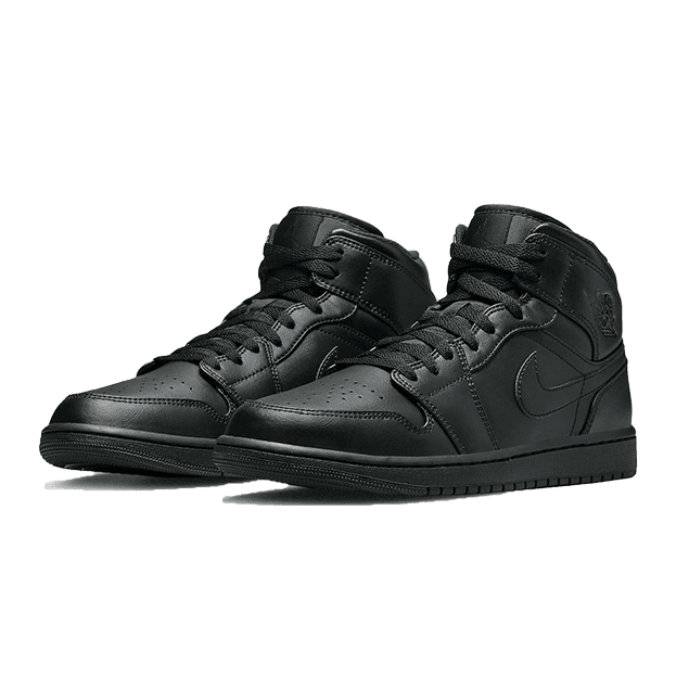 Zwarte Nike Air Jordan 1 Mid sneakers op een effen groene achtergrond. De schoen heeft een leren bovenwerk en een rubberachtige zool, met het kenmerkende Nike Air Jordan logo op de zijkant.