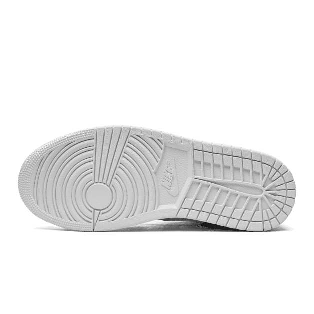 Witte Nike Air Jordan 1 Mid sneakers met een klassieke, strakke design. De zool heeft een mooi patroon voor extra grip en stabiliteit. Deze sneakers zijn een elegante en veelzijdige keuze voor elke outfit.