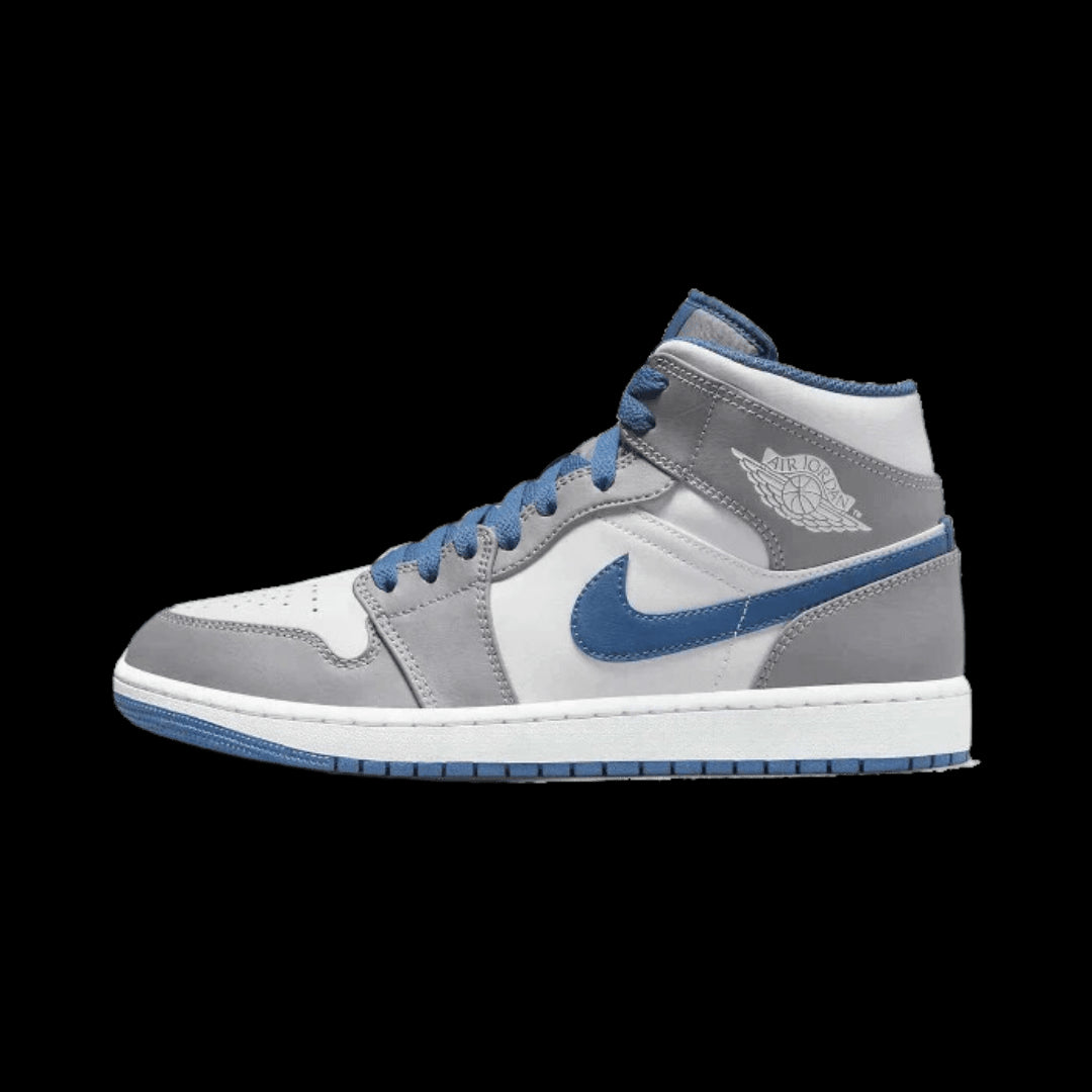 Grijze Nike Air Jordan 1 Mid True Blue sneakers op een witte achtergrond