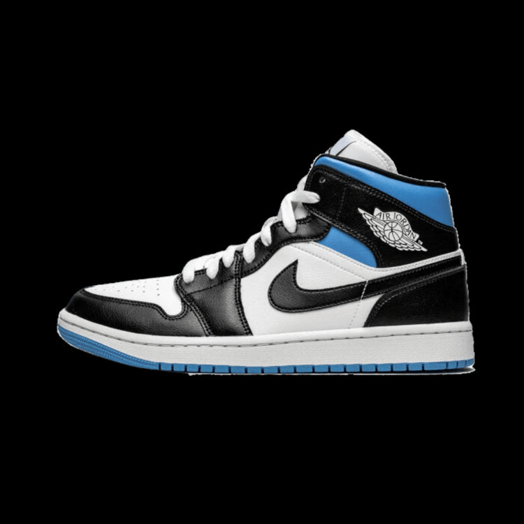 Zwarte en witte Nike Air Jordan 1 Mid sneakers met blauwe accenten zichtbaar in het midden van het beeld.