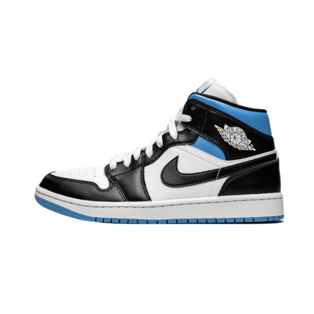 Zwarte en witte Nike Air Jordan 1 Mid sneakers met blauwe accenten zichtbaar in het midden van het beeld.