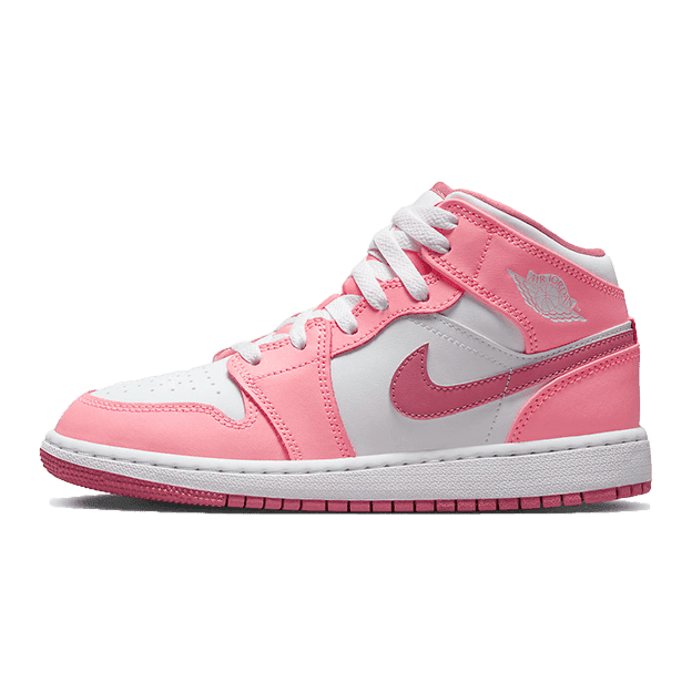 Roze en witte Nike Air Jordan 1 Mid Valentijnsdag sneakers op een groene achtergrond. Deze iconische sneakers hebben een opvallend kleurenontwerp met zachte roze accenten en details die perfect passen bij het Valentijnsthema.