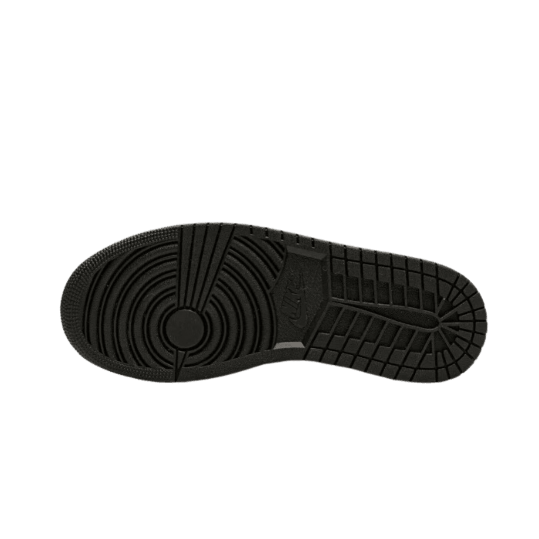 Air Jordan 1 Mid White Pollen Black sneakers met een robuuste rubberen zool op een groene achtergrond