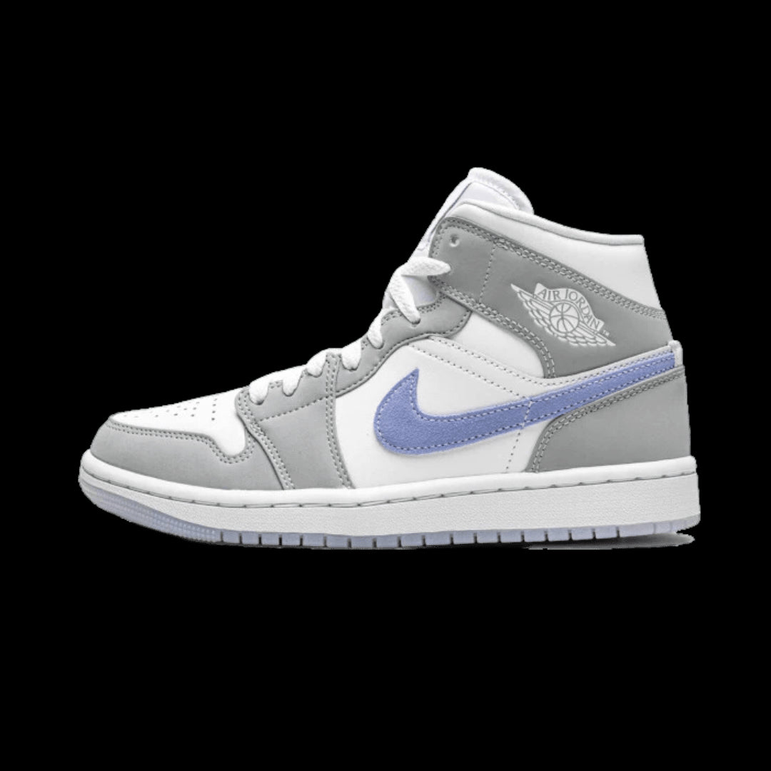 Elegante sneaker Air Jordan 1 Mid Wolf Grey op wit, grijs en blauw geaccentueerde kleurcombinatie. Een iconisch sportief model van het Nike-merk, centraal in beeld.