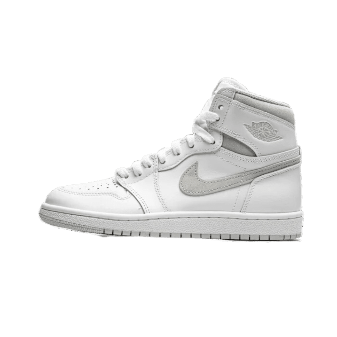 Witte Nike Air Jordan 1 Retro High 85 sneakers op groene achtergrond