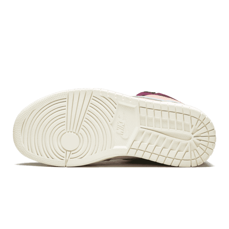 Exclusieve Nike Air Jordan 1 Retro High Aleali May Court Luxe Maya Moore sneakers
De grijzig-roze sneaker met gedetailleerd zoleontwerp toont de nieuwste trends in het sneakerdesign.