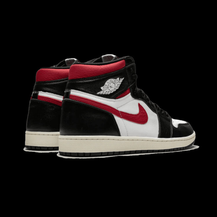 Opvallende Nike Air Jordan 1 Retro High sneakers in een zwart-rood kleurschema, perfect voor de moderne sneakerliefhebber