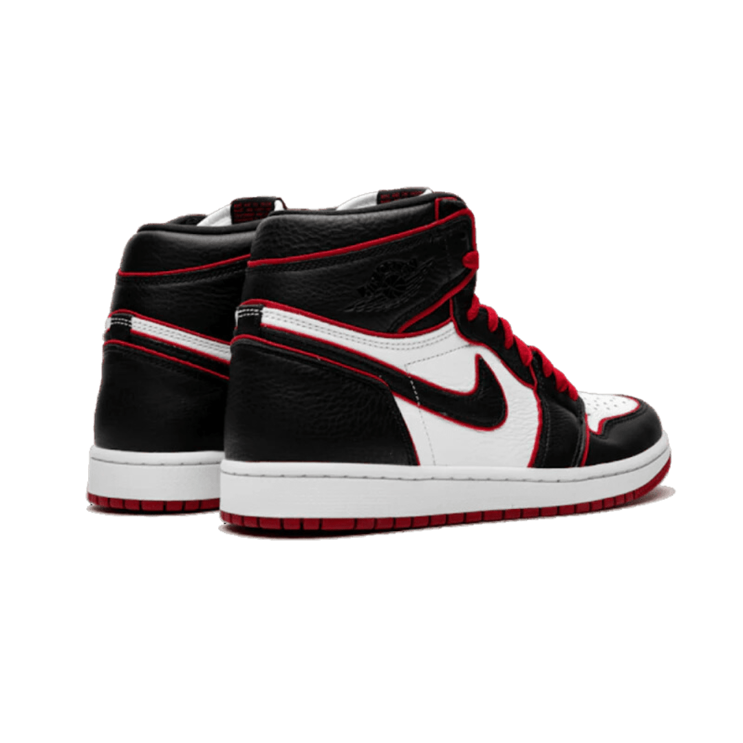 Zwart-witte Air Jordan 1 Retro High Bloodline sneakers op een groene ondergrond