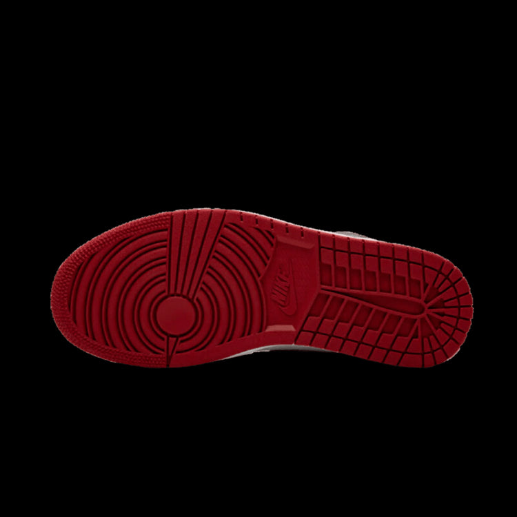 Exclusieve rode Nike Air Jordan 1 Retro High Bloodline sneakers op een donkergroene achtergrond.