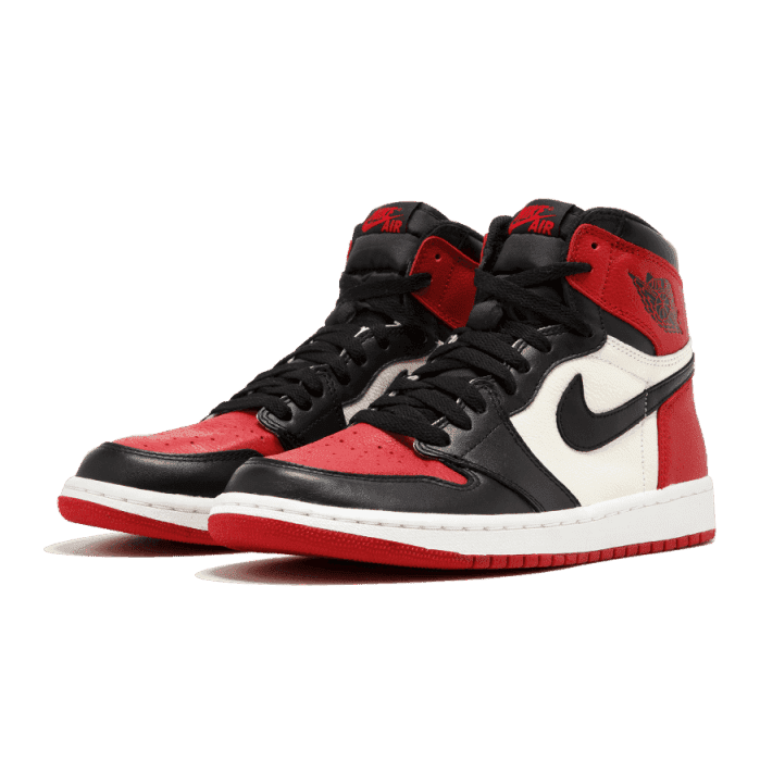 Exclusieve Nike Air Jordan 1 Retro High Bred Toe sneakers. Het opvallende rood-zwart-witte kleurenschema maakt deze sneakers tot een echte eyecatcher. De robuuste, hoge pasvorm en het premium materiaal geven deze sportieve klassieker een authentieke uitstraling.