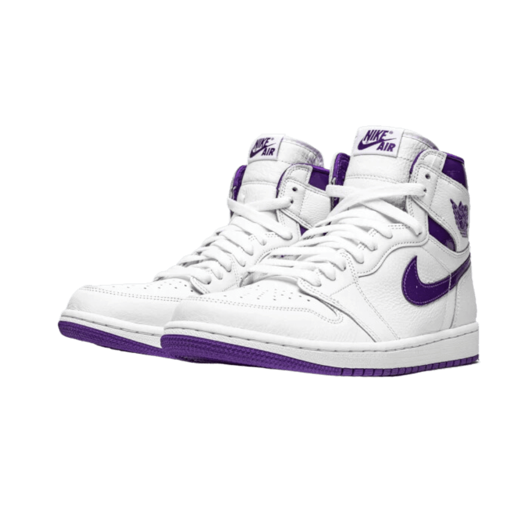 Witte en paarse Air Jordan 1 Retro High Court sneakers op een groene achtergrond