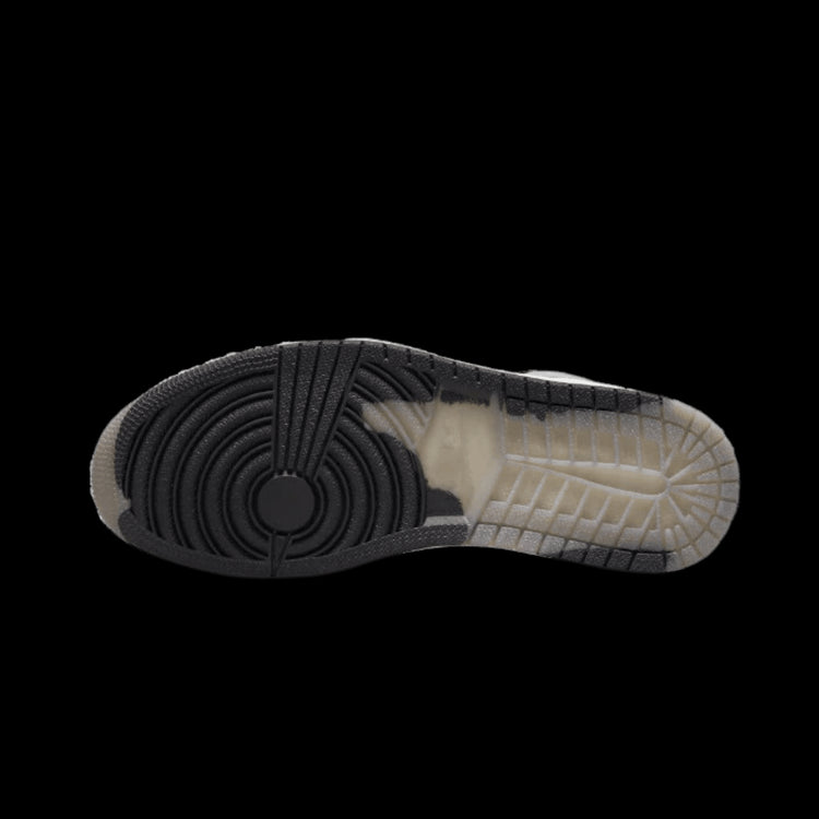 Zwarte Nike Air Jordan 1 Retro High Element Gore-Tex sneakers met een lichte grijze zool, perfect voor stijlvolle en duurzame dagelijkse dracht.