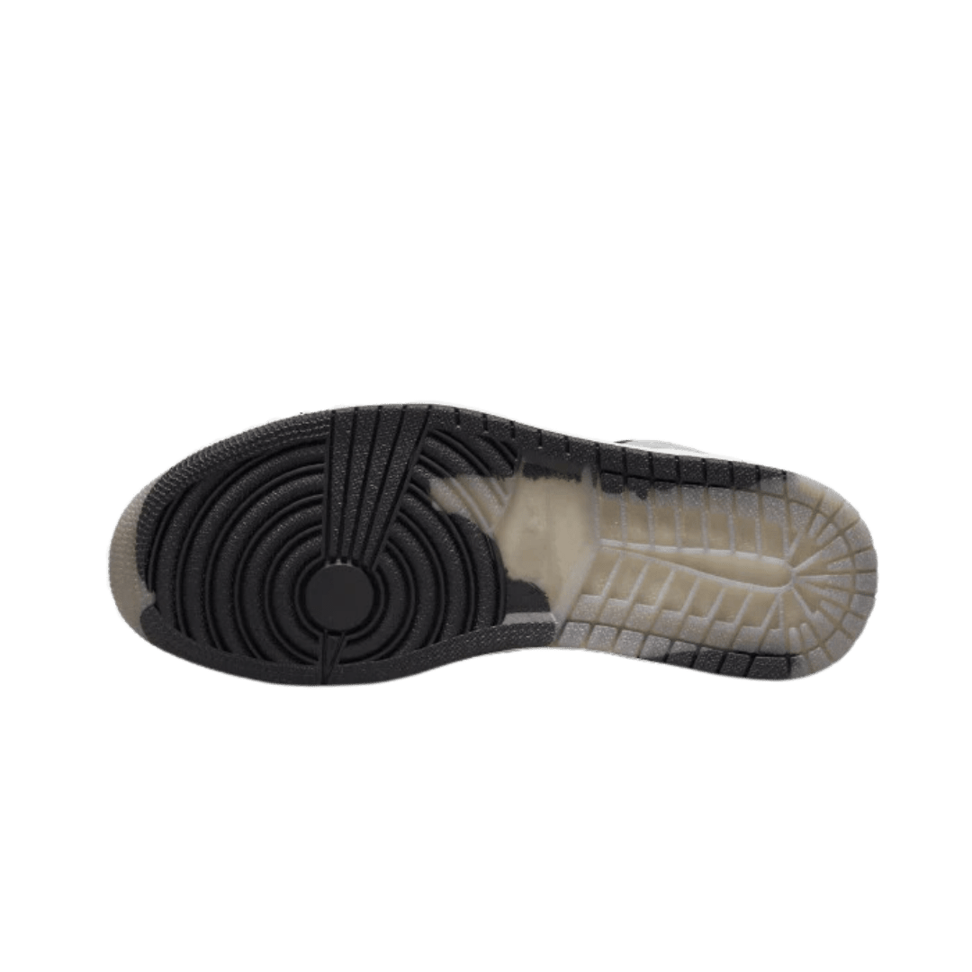Zwarte Nike Air Jordan 1 Retro High Element Gore-Tex sneakers met een lichte grijze zool, perfect voor stijlvolle en duurzame dagelijkse dracht.
