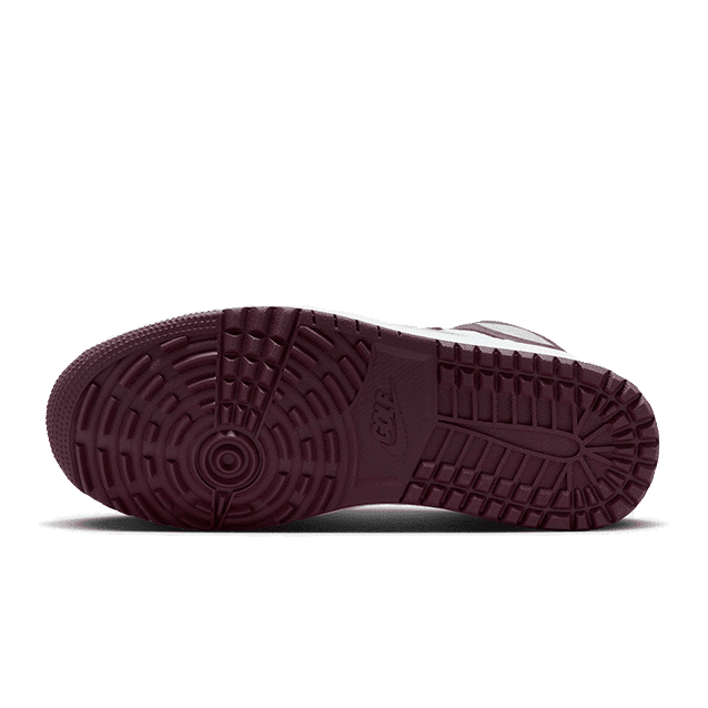Bordeauxrode golfschoenen van Nike met een robuuste, profielzool voor optimale grip op het golfveld. De klassieke Air Jordan 1-silhouet combineert premium leer met duurzame materialen voor een duurzame en comfortabele pasvorm.