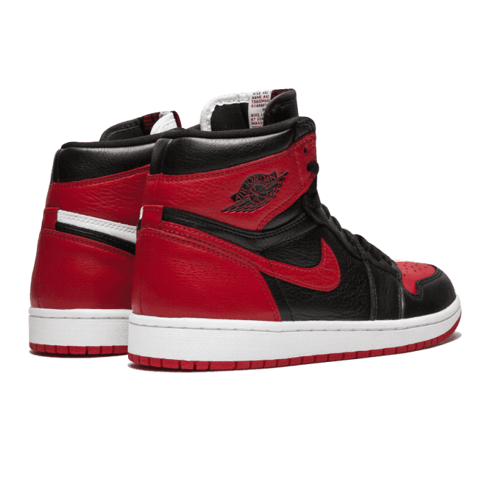 Rode en zwarte Air Jordan 1 Retro High sneakers, met het karakteristieke Jordan-logo op de zijkant. De schoen heeft een hoogglans afwerking en een witte zool, wat een stijlvolle uitstraling geeft.