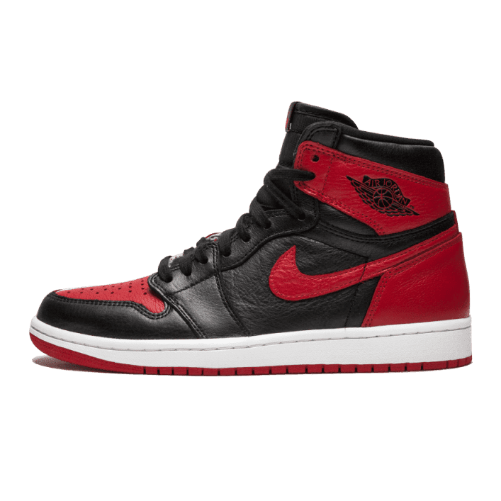 Zwart-rode Air Jordan 1 Retro High Homage To Home sneakers van Nike tegen een effen groene achtergrond.