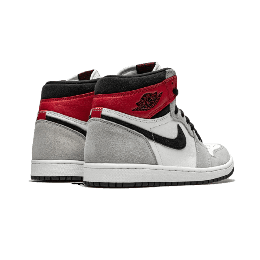Exclusieve Nike Air Jordan 1 Retro High Light Smoke Grey sneakers op een effen achtergrond