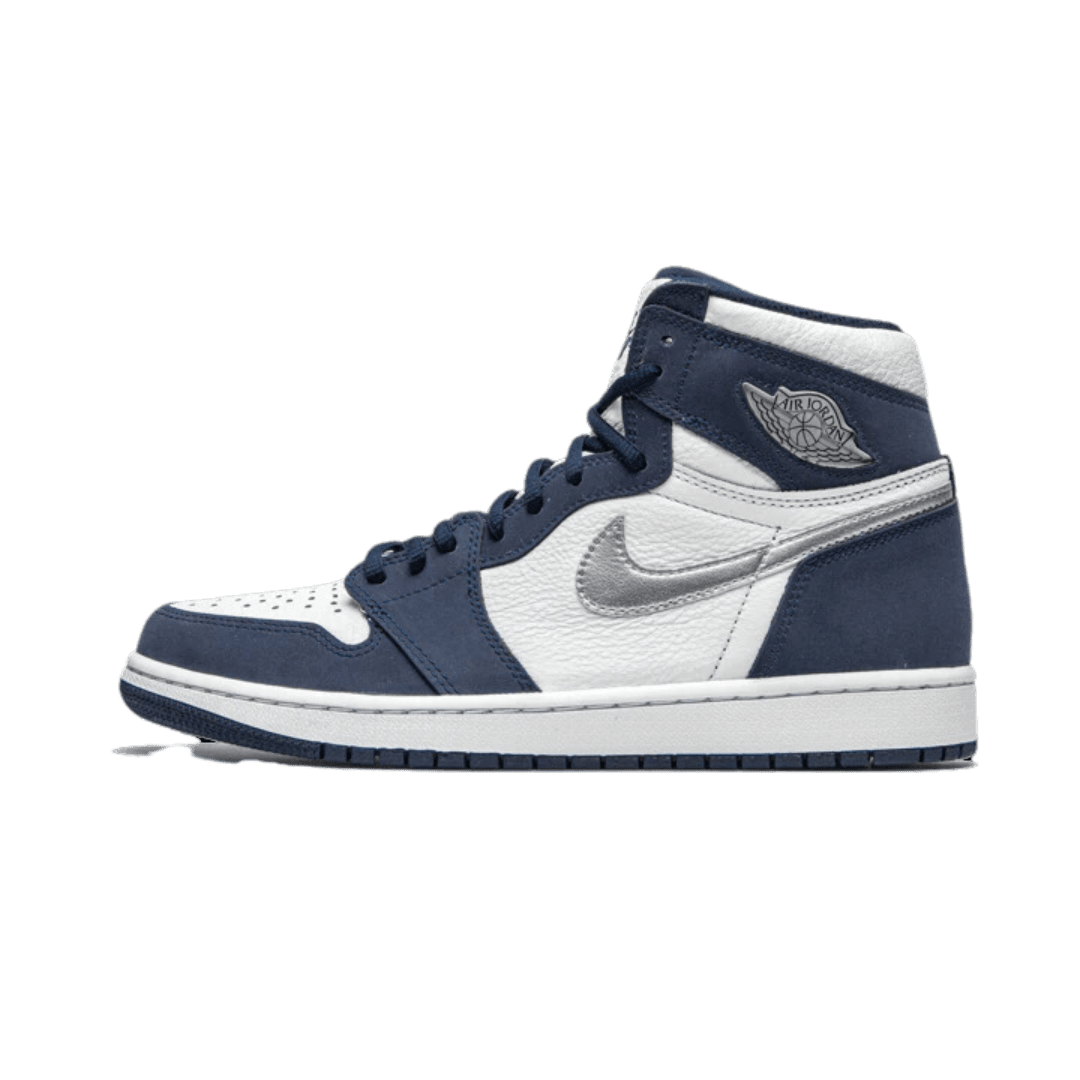 Exclusieve Nike Air Jordan 1 Retro High Midnight Navy (2020) sneakers op groene achtergrond