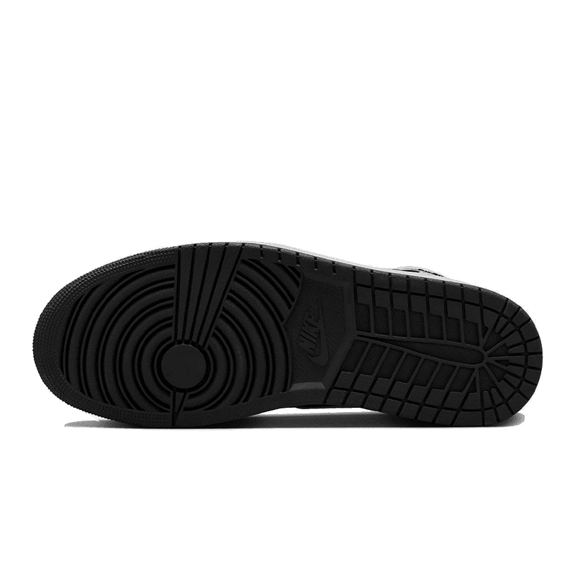 Zwart-witte Air Jordan 1 Retro High OG sneakers op een donkergroene achtergrond