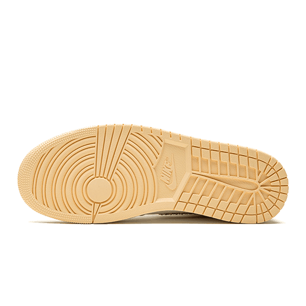 Gekleurde sneaker zool met karakteristieke Nike-design op strakke, groene achtergrond. Subtiele, aardse tinten en gedetailleerd reliëf maken deze schoen tot een modieus statement.