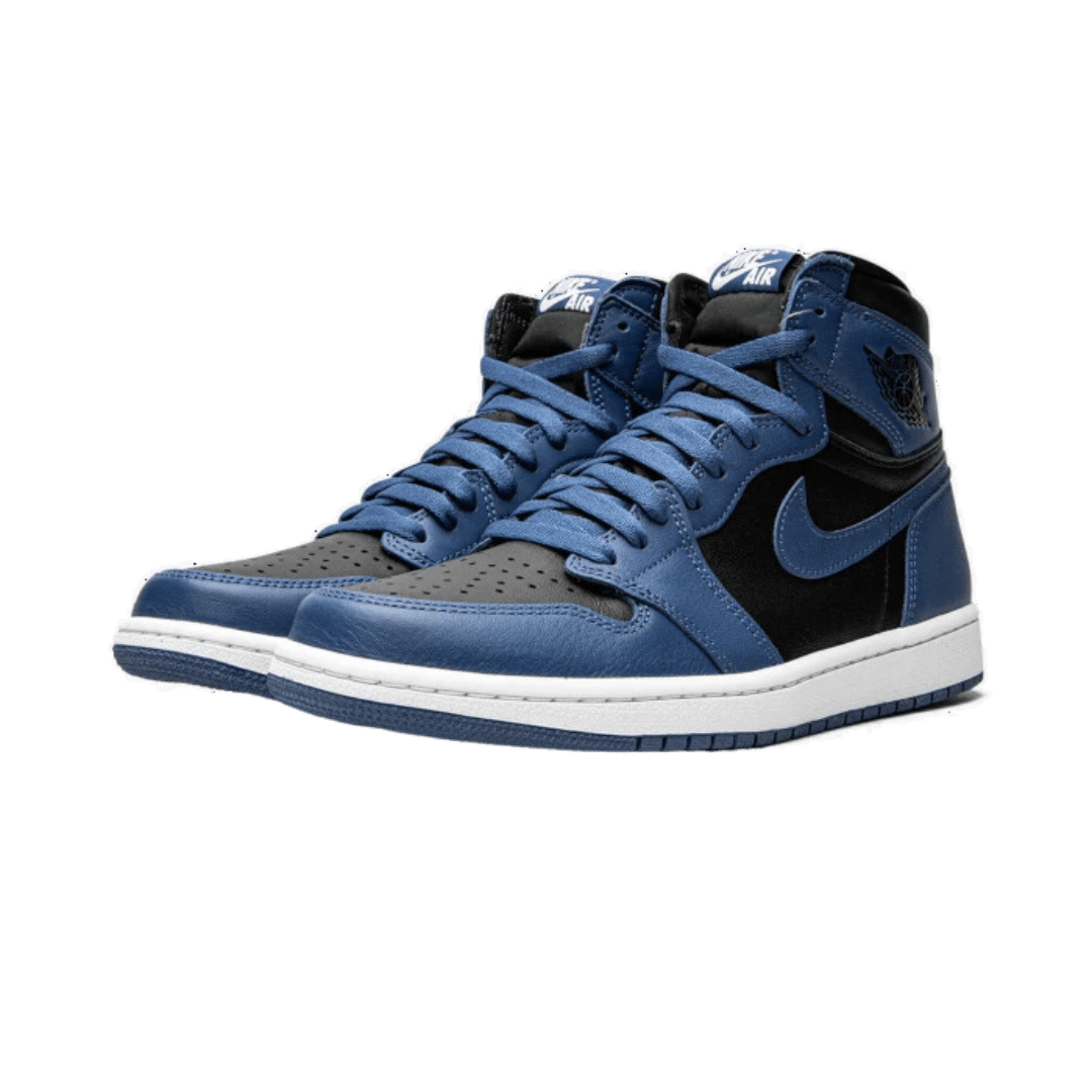 Blauwe Air Jordan 1 Retro High OG sneakers op een groene achtergrond