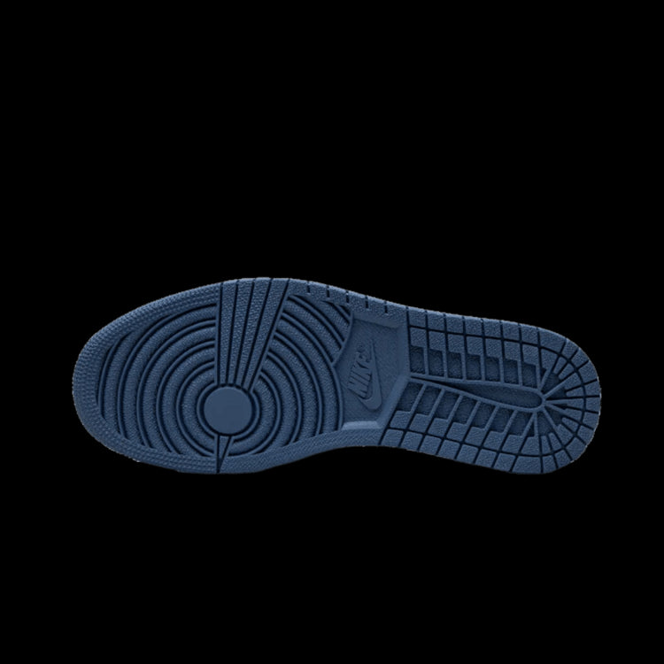 Exclusieve Nike Air Jordan 1 Retro High OG Dark Marina Blue sneakers op effen groene achtergrond