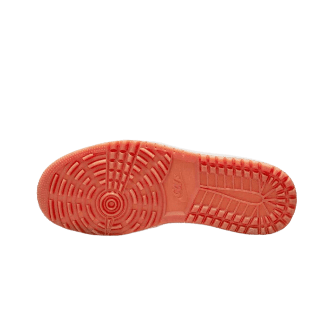 Gedetailleerde golvende rubberen zool van de Nike Air Jordan 1 Retro High OG Golf Out of the Mud sneaker, in een felle oranje kleur tegen een donkergroene achtergrond.