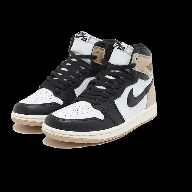 Exclusieve Air Jordan 1 Retro High OG Latte sneakers op een donkergroene achtergrond