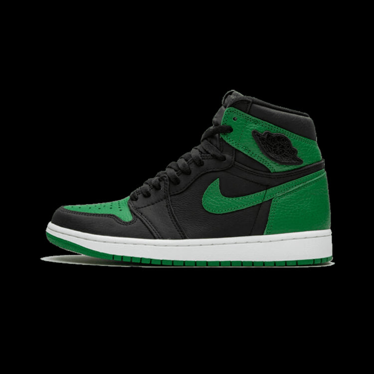 Hoogwaardige Nike Air Jordan 1 Retro High OG sneakers in een stijlvolle zwart-groene kleurencombinatie, geplaatst tegen een effen groene achtergrond.
