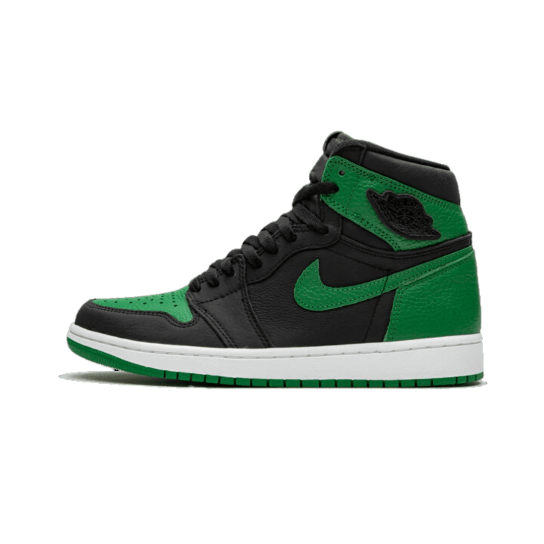 Hoogwaardige Nike Air Jordan 1 Retro High OG sneakers in een stijlvolle zwart-groene kleurencombinatie, geplaatst tegen een effen groene achtergrond.
