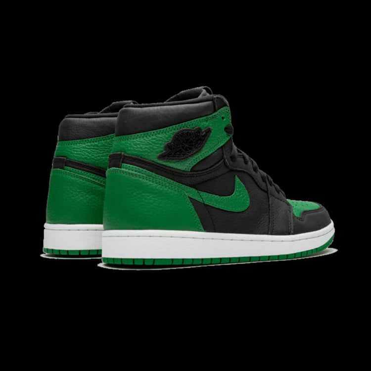 Elegante sneakers Air Jordan 1 Retro High OG Pine Green Black op de voorgrond. De sportieve schoenen hebben een zwart lederen bovendeel met groene accenten.