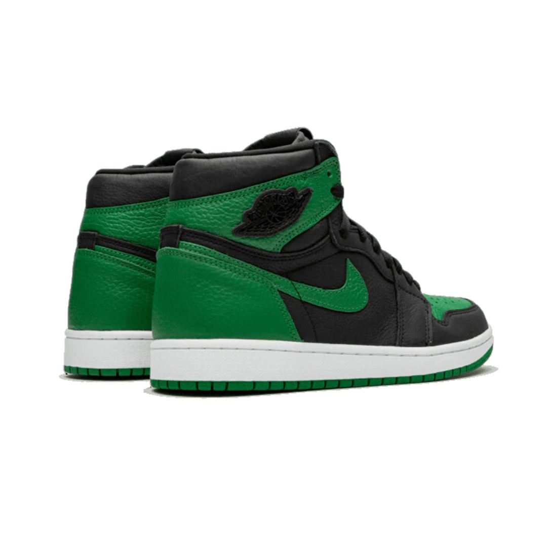Elegante sneakers Air Jordan 1 Retro High OG Pine Green Black op de voorgrond. De sportieve schoenen hebben een zwart lederen bovendeel met groene accenten.
