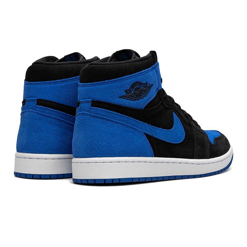 Blauwe en zwarte Air Jordan 1 Retro High OG sneakers op een effen groene achtergrond