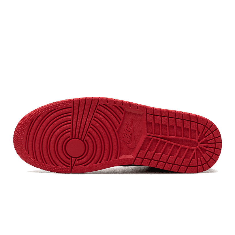 Rode sportieve Nike Air Jordan 1 Retro High OG Satin Bred sneakers op groene achtergrond