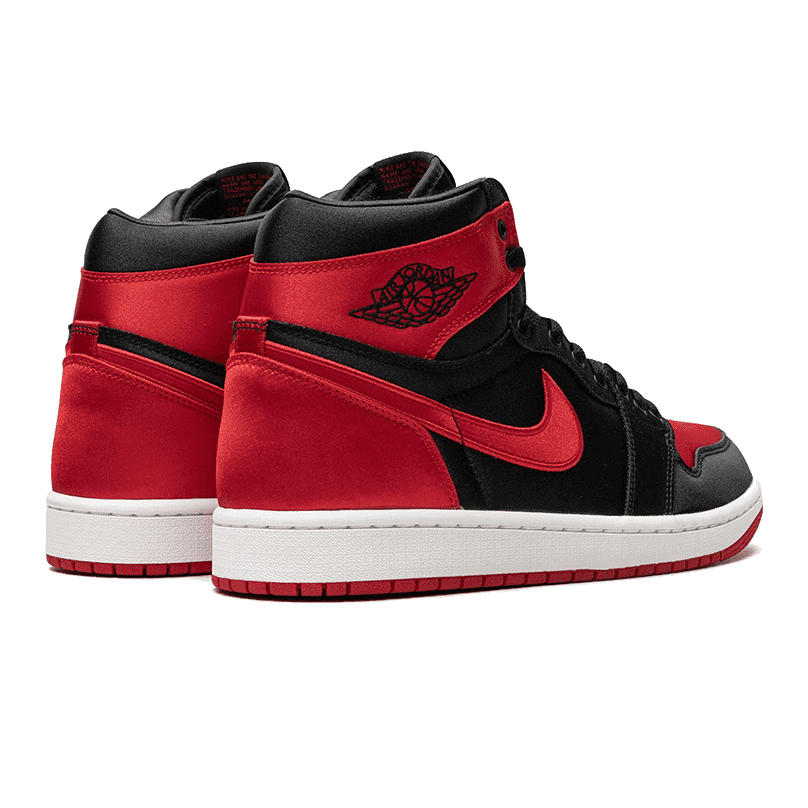 Exclusieve Air Jordan 1 Retro High OG Satin Bred sneakers in rood en zwart, gemaakt door Nike, het ultieme merk voor stijlvolle en hoogwaardige sportschoenen.