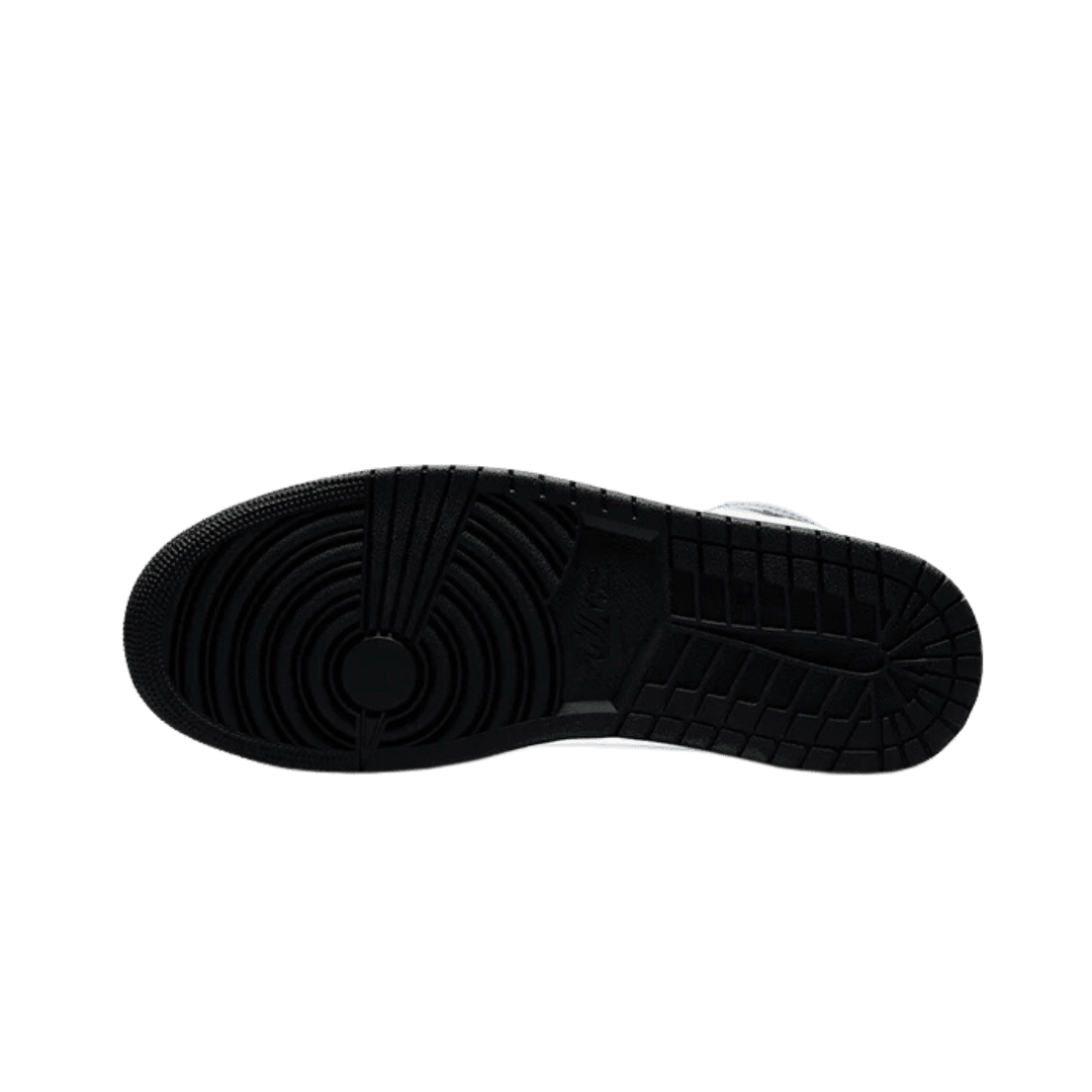 Zwarte Nike Air Jordan 1 Retro High OG Skyline sneakers op een groene achtergrond