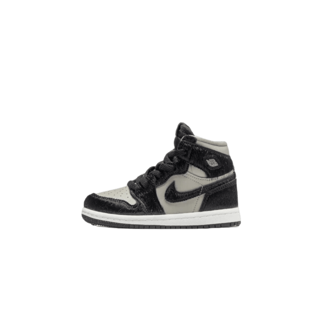 Zwart-witte Nike Air Jordan 1 Retro High OG Twist 2.0 Bébé (TD) sneakers op groene achtergrond