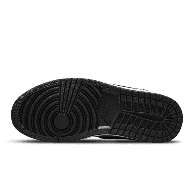 Zwarte Air Jordan 1 Retro High OG Twist 2.0 sneakers op een groene achtergrond