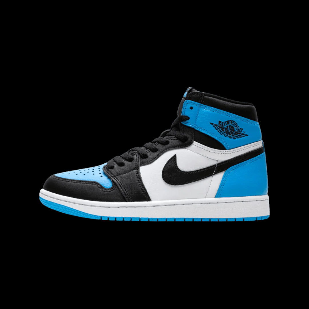 Blauwe en zwarte Nike Air Jordan 1 Retro High OG UNC Toe sneakers op een groene achtergrond