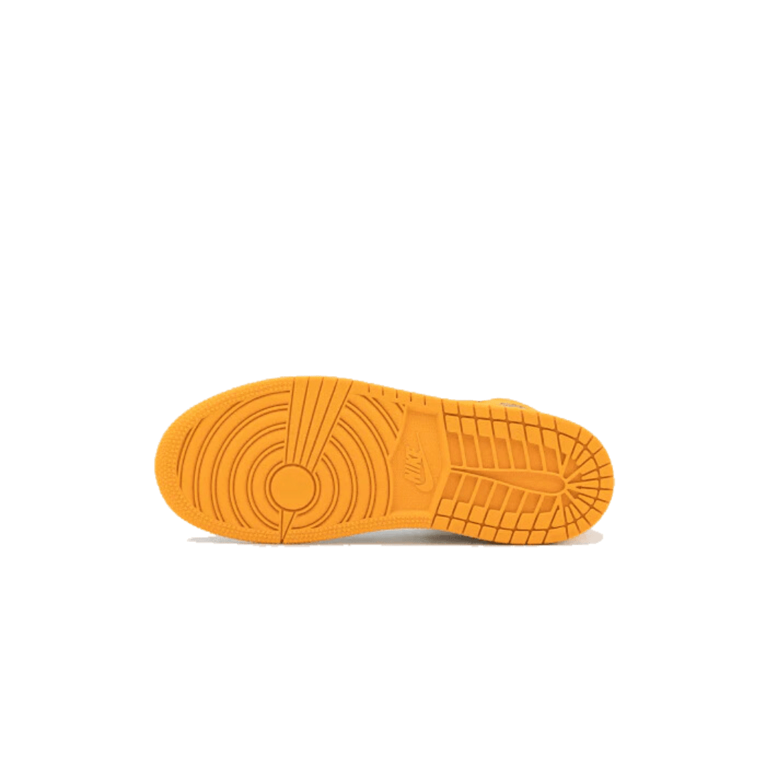Oranje-gele kinder sneaker zool met geribbelde structuur op groene achtergrond