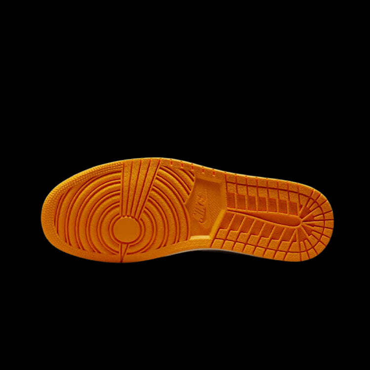 Oranje sneakerzool met diagonale en horizontale loopgraven, ontworpen voor optimaal comfort en grip op verschillende ondergronden.