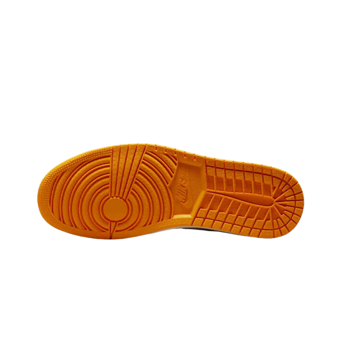 Oranje sneakerzool met diagonale en horizontale loopgraven, ontworpen voor optimaal comfort en grip op verschillende ondergronden.